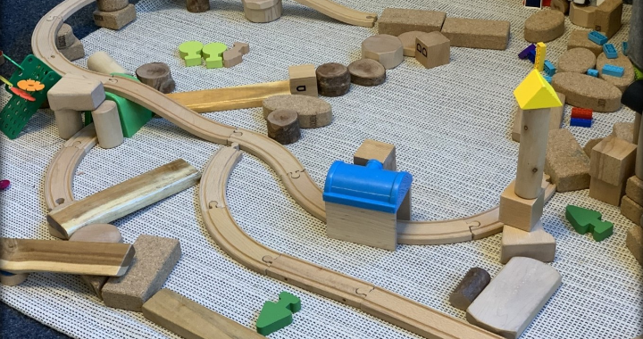 Loose parts combined with fixed-purpose toys