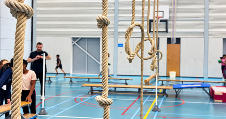 A hands-on provocation with ropes and everyday objects